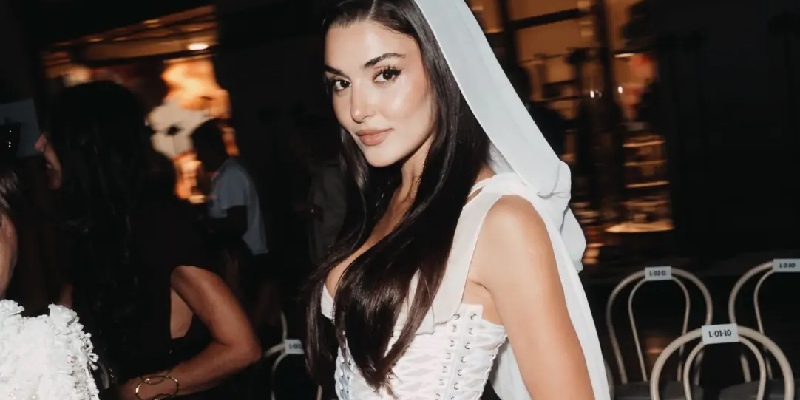 Milano Moda Haftasında Hande Erçel Milano Moda Haftasında Hande Erçel