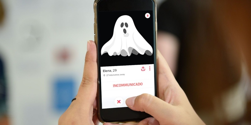 İlişkide bir anda iletişimsizliğe bürünme kopan kişilere verilen ad ghosting Ghosting ilişkide bir anda iletişimsizliğe bürünme kopma