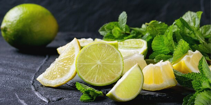 nane yaprakları ve limon dilimleri ile nane limon çayı hazırlama nane yaprakları ve limon dilimleri